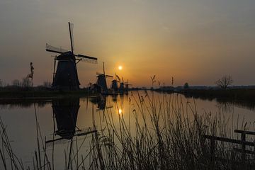 Sunrise over the windmills at the Kinderdijk World Heritage Site, with Saharan dust by Russcher Tekst & Beeld