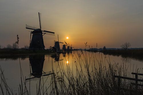 Zonsopkomst molens bij Werelderfgoed Kinderdijk metSaharastof