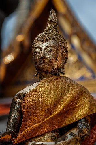Portret van een kleine gouden Boeddha in Grand Palace Bangkok, Wat Phra Kaew