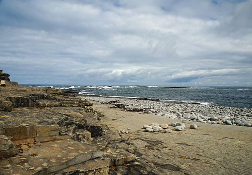 Kilkee Beach is een stenen strand in het dorp Kilkee.