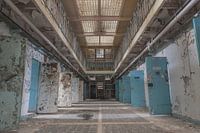 Couloir avec portes de cellules ouvertes dans une prison abandonnée