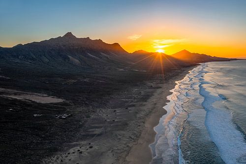 Strand bij zonsondergang
