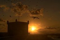 Zonsondergang bij de toren in Essaouira, Marokko van Peter Schickert thumbnail