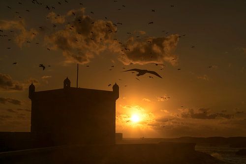 Zonsondergang bij de toren in Essaouira, Marokko