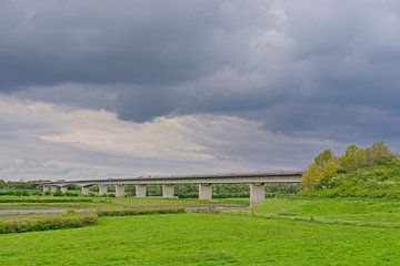 Nieuwe IJsselbrug bij Zutphen met uiterwaarden van de IJssel van Henk van Blijderveen
