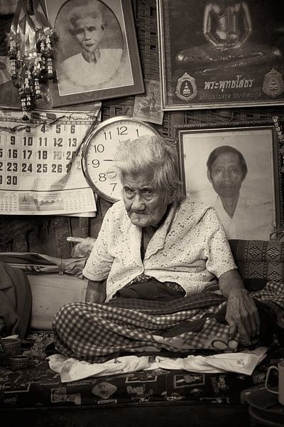 thaise oude vrouw op de markt in Bangkok van Karel Ham