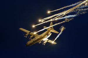 Dänische Lockheed Martin C-130J Hercules feuert Leuchtraketen ab.