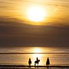 Paarden, strand en zonsondergang.. van Miranda van Hulst