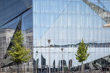 reflecties in Cube Berlin in Berlijn vanaf het water van Eric van Nieuwland