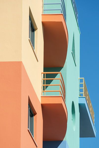 Kleurrijke gebouwen in Albufeira, Portugal van Truus Nijland