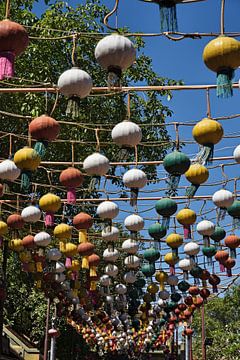 Allée de lanternes colorées sous le ciel bleu sur Frank Photos