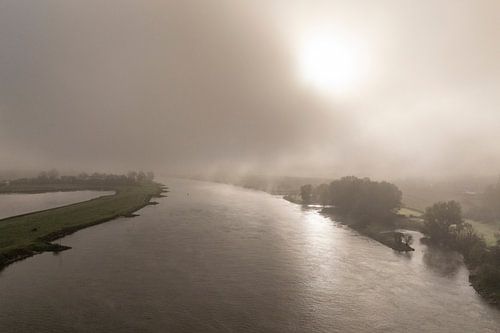 Fluss IJssel in einer nebelverhangenen Landschaft von Sjoerd van der Wal Fotografie