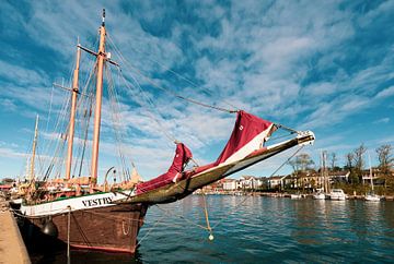 Traditioneel zeilschip Vestby bij de pier in Neustadt van Ursula Reins