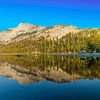 Un lac de montagne aux eaux miroitantes dans le parc national de Yosemite, aux États-Unis sur Bob Janssen