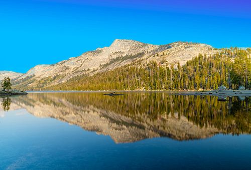 Ein spiegelglatter Bergsee im Yosemite-Nationalpark in den USA