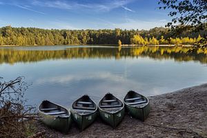 Boote am Wasser im Wald