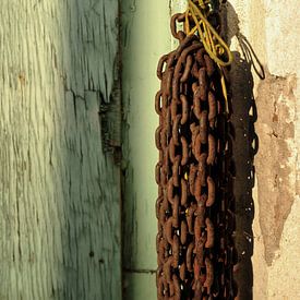 Verrostete Ketten im Sonnenlicht. von JRobert Photography