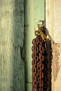 Verrostete Ketten im Sonnenlicht.