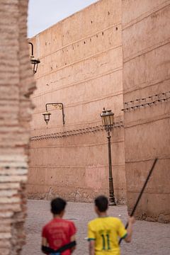 Kinderen en aardetinten in de Kasbah, Marrakech