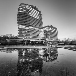 DUO-Gebäude in schwarz-weiß, Groningen, Niederlande