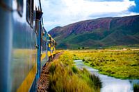 Rijdende Trein over de prairies van Bolivia nabij Salar de Uyuni in Zuid Amerika