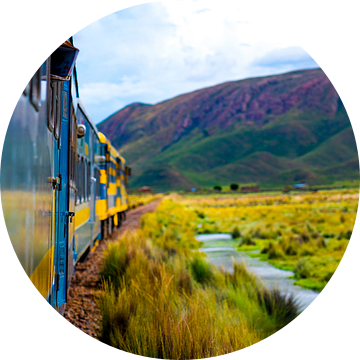 Rijdende Trein over de prairies van Bolivia nabij Salar de Uyuni in Zuid Amerika van John Ozguc