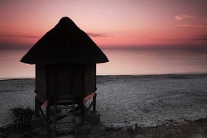 Hütte am Strand im Sonnenuntergang