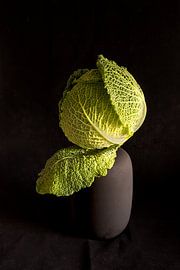 Kraut auf schwarzer Vase von Mirjam Poldermans