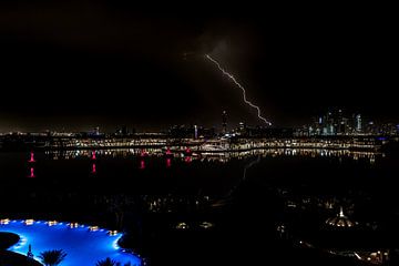 Onweer tijdens de nachtelijke uren in Dubai