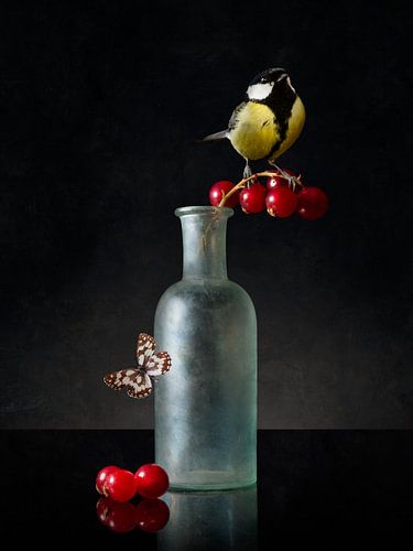 Stilleven met vaas en bessen