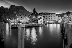Hafen von Torbole am Gardasee am Abend in schwarz weiß