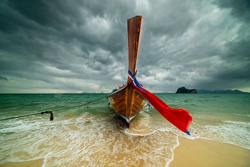 L'hymne de la tempête - Le bateau solitaire et la mer indomptée