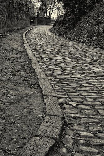 Kopfsteinpflaster Straße in Kraainem, schwarz und weiß