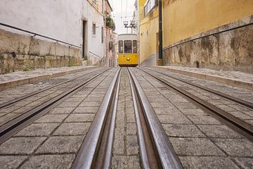 De Elevador da Bica op weg naar boven - Prachtig Lissabon van Rolf Schnepp