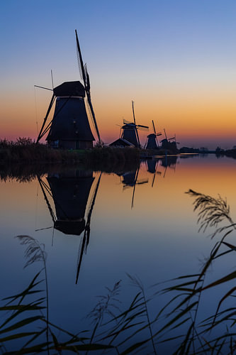 Een zonsopkomst bij de molens van Kinderdijk