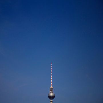 Fernsehturm vor kräftigem Blau | Berlin | minimalistische Reisefotografie von ellenklikt