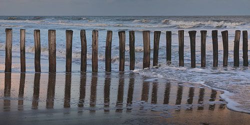 Golfbrekers net na zonsopkomst op het strand van Cadzand