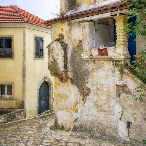 Pittoresk steegje in een dorpje op Corfu