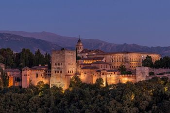Abendaufnahme der Alhambra in Granada