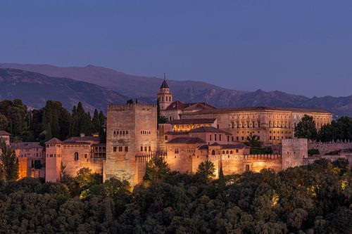 Abendaufnahme der Alhambra in Granada