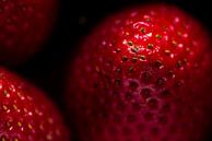 Macro rood vers rijp fruit van aardbei van Dieter Walther thumbnail