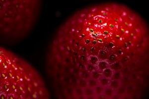 Macro rood vers rijp fruit van aardbei van Dieter Walther