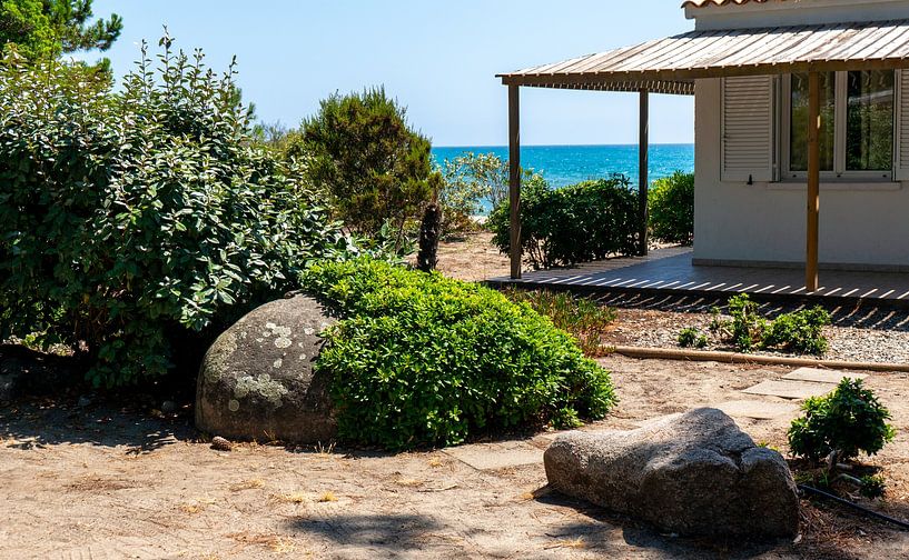 Ferienhaus am Strand mit Sandweg Insel Korsika Frankreich von Animaflora PicsStock