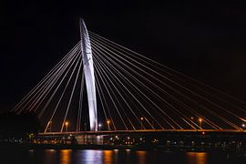 Pont du Prince Claus dans la soirée.