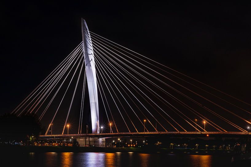 Prince Claus bridge in the evening. by zeilstrafotografie.nl