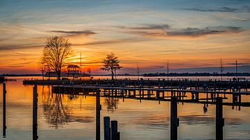 Zons ondergang over de kade