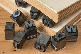 Oude loden drukletters in antiek boek van Tonko Oosterink