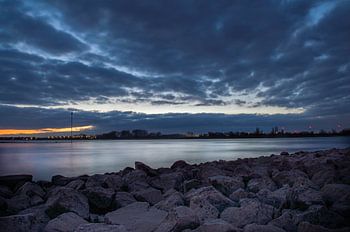 De Waal bei Zaltbommel mit verbrauchtem Wasser