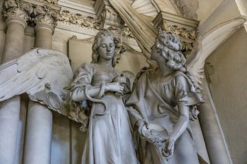 Zwei Engel auf dem &quot;Cimitero monumentale di Staglieno&quot;, einem der größten Friedhöf