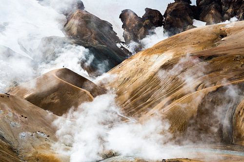 Zwaveldampen in bergketen Kerlingarfjöll